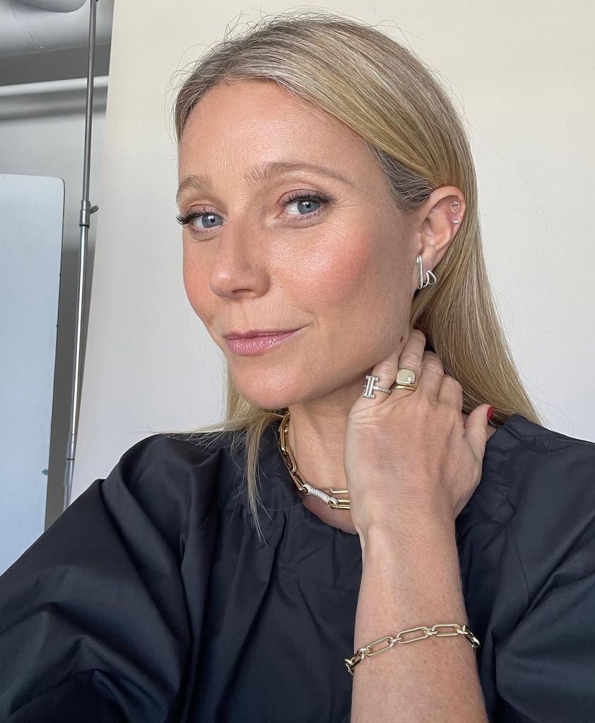 gwyneth paltrow makeup and jewelry