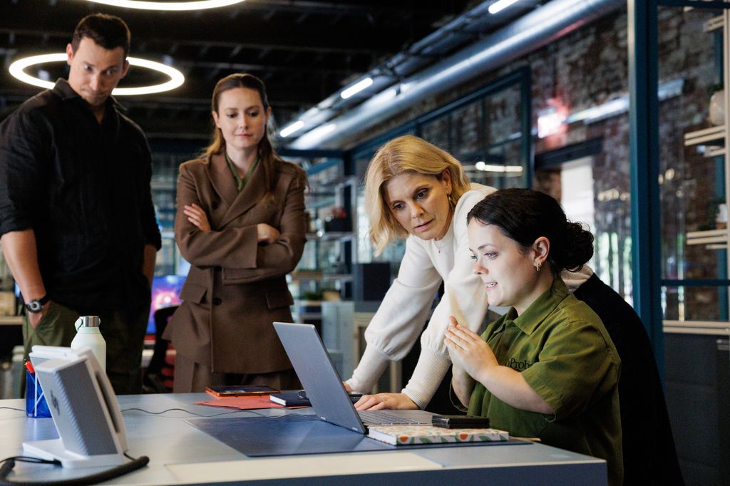 Kack Hodgson (DAVID CAVES), Dr Nikki Alexander (EMILIA FOX), Kit (FRANCESCA MILLS) 