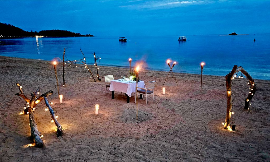 Malolo Island resort beach dining