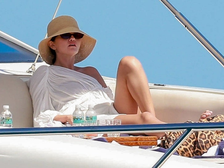 selena-gomez-sub-backgrid-2