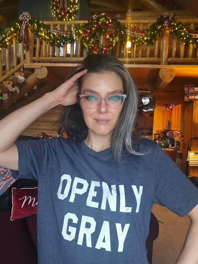adrianne curry gray shirt