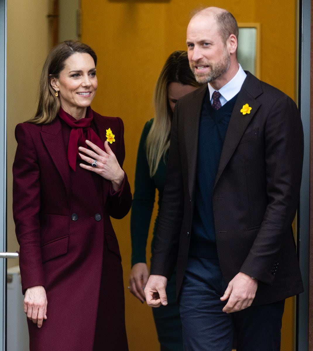 The most striking nod came in the form of a pussy-bow blouse, a signature of Diana’s early royal style and a piece forever associated with her 1981 engagement portrait. 