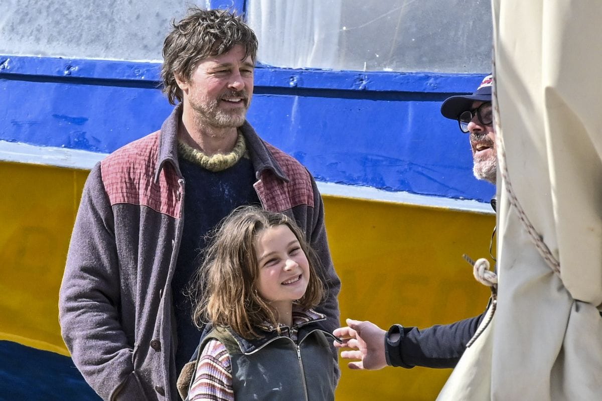 Brad Pitt was spotted boarding a ferry while filming scenes for his upcoming movie The Riders on the island of Hydra. The Hollywood star was seen alongside cast members, including child actress Coco Greenstone, and crew as production continued on the scenic Greek island.
Directed by Edward Berger and based on the novel by Tim Winton, The Riders is a psychological thriller in which Pitt plays Fred Scully, an Australian man rebuilding his life in Ireland. When he arrives expecting to reunite with his wife and daughter but finds only his traumatized child, he embarks on a desperate search across Europe.****
Brad Pitt fue visto abordando un ferry mientras filmaba escenas para su próxima película The Riders en la isla de Hydra. La estrella de Hollywood fue vista junto a miembros del elenco, incluida la actriz infantil Coco Greenstone, y el equipo mientras la producción continuaba en la pintoresca isla griega.
Dirigida por Edward Berger y basada en la novela de Tim Winton, The Riders es un thriller psicológico en el que Pitt interpreta a Fred Scully, un hombre australiano que reconstruye su vida en Irlanda. Cuando llega esperando reunirse con su esposa e hija pero encuentra solo a su hija traumatizada, emprende una búsqueda desesperada a través de Europa.