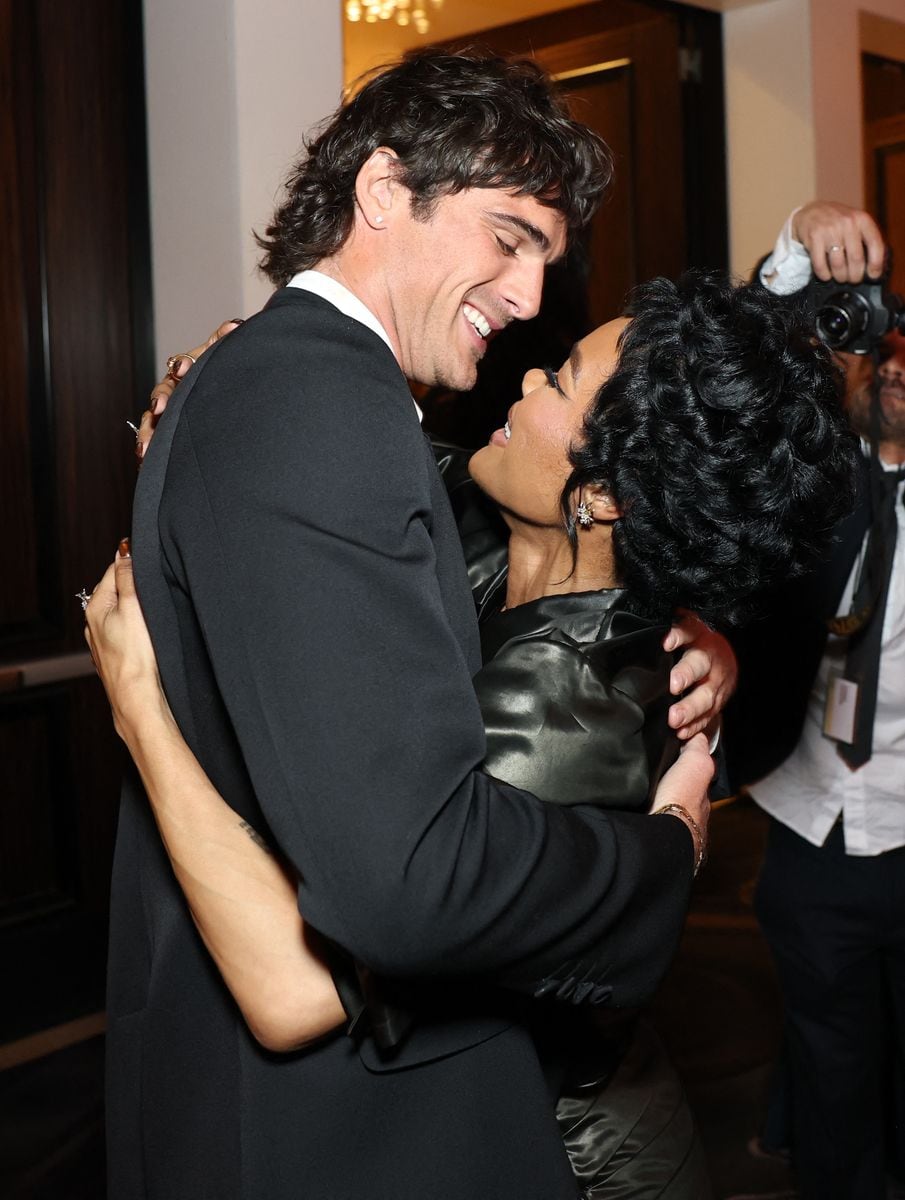 Beaming from ear to ear, Taylor and Elordi leaned into each other, whispering and laughing. 