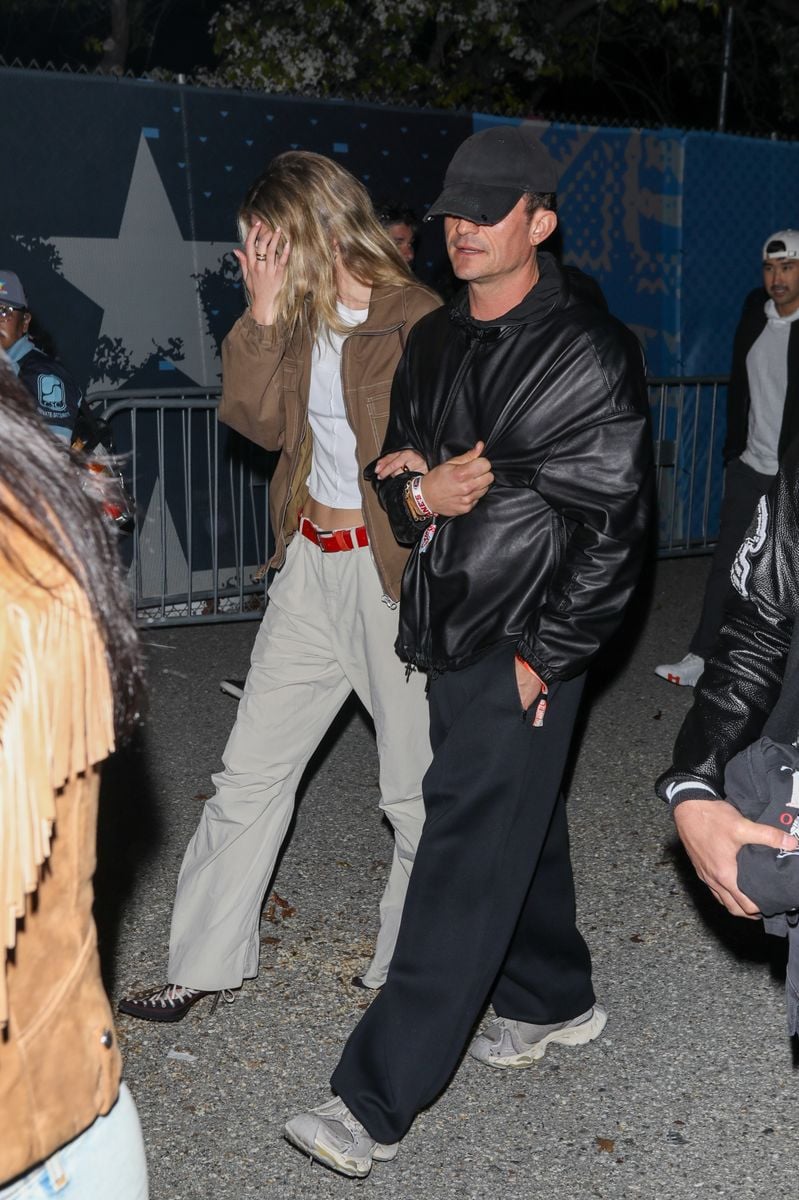 The model hid behind her hair