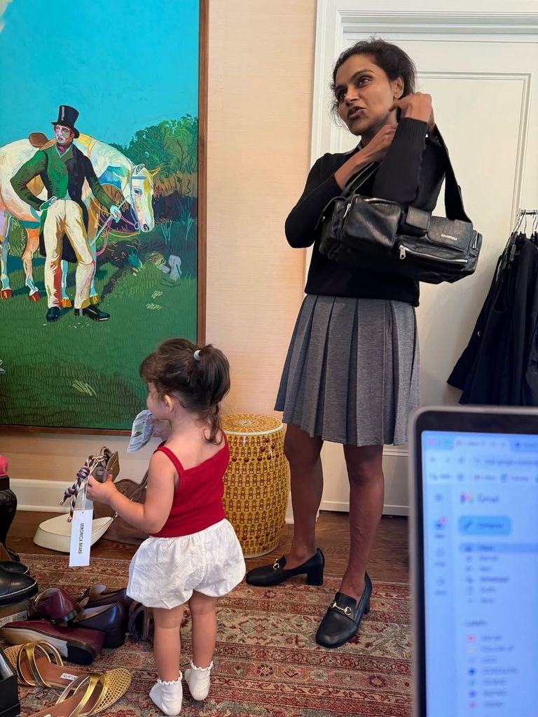 mindy kaling daughter anne holding shoes