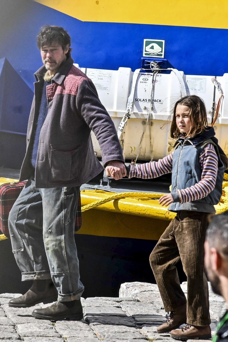 25
Brad Pitt was spotted boarding a ferry while filming scenes for his upcoming movie The Riders on the island of Hydra. The Hollywood star was seen alongside cast members, including child actress Coco Greenstone, and crew as production continued on the scenic Greek island.
Directed by Edward Berger and based on the novel by Tim Winton, The Riders is a psychological thriller in which Pitt plays Fred Scully, an Australian man rebuilding his life in Ireland. When he arrives expecting to reunite with his wife and daughter but finds only his traumatized child, he embarks on a desperate search across Europe.****
Brad Pitt fue visto abordando un ferry mientras filmaba escenas para su próxima película The Riders en la isla de Hydra. La estrella de Hollywood fue vista junto a miembros del elenco, incluida la actriz infantil Coco Greenstone, y el equipo mientras la producción continuaba en la pintoresca isla griega.
Dirigida por Edward Berger y basada en la novela de Tim Winton, The Riders es un thriller psicológico en el que Pitt interpreta a Fred Scully, un hombre australiano que reconstruye su vida en Irlanda. Cuando llega esperando reunirse con su esposa e hija pero encuentra solo a su hija traumatizada, emprende una búsqueda desesperada a través de Europa.