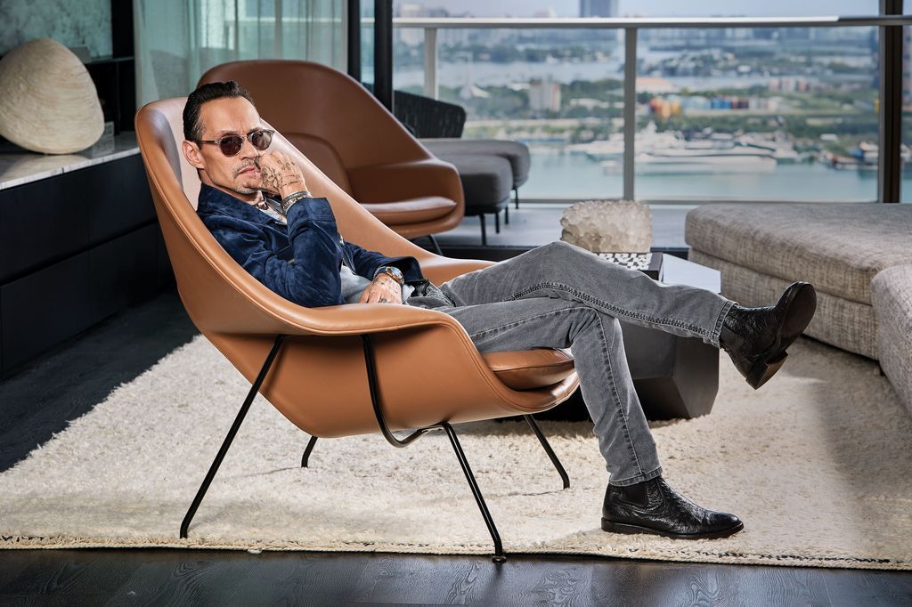 Marc Anthony spoke about the delicate situation his friends David and Victoria Beckham are experiencing.