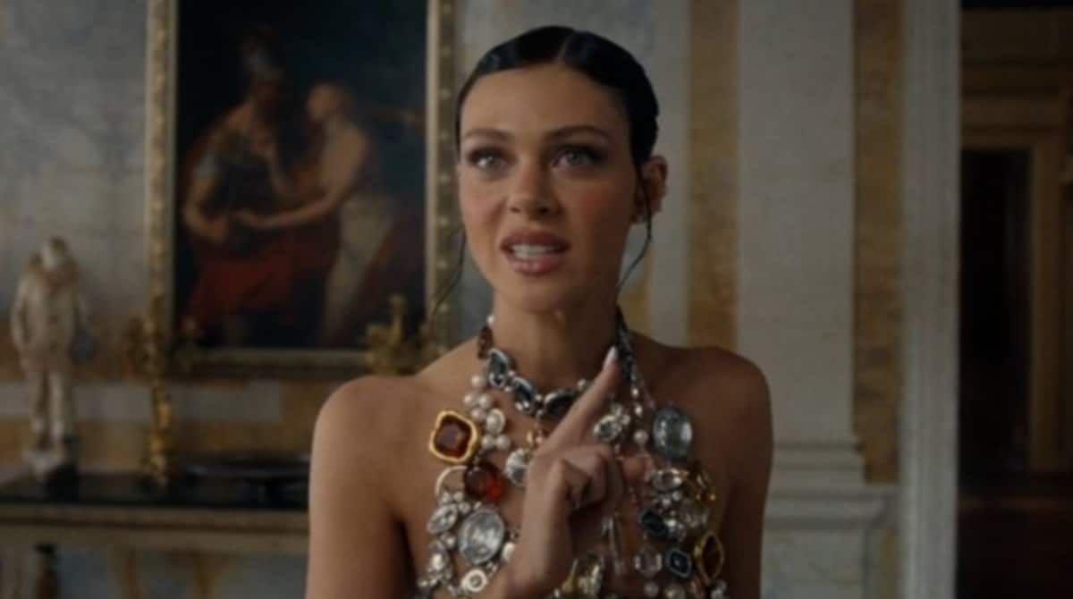 Nicola wears a revealing jeweled outfit reminiscent of Rossellini’s look in 'Death Becomes Her'