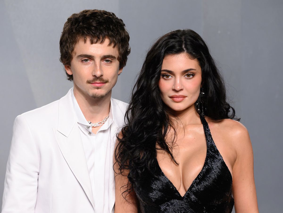 LOS ANGELES, CALIFORNIA - MARCH 15: (L-R) Kylie Jenner and TimothÃ©e Chalamet attend the 2026 Vanity Fair Oscar Party hosted by Mark Guiducci at Los Angeles County Museum of Art on March 15, 2026 in Los Angeles, California. (Photo by Karwai Tang/WireImage)v