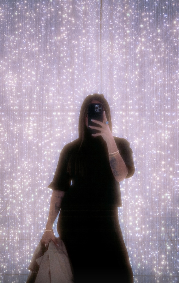 Berlingeri appears in a monochromatic black outfit featuring an oversized short-sleeve top paired with a long, fluid skirt that falls to the ankles. 