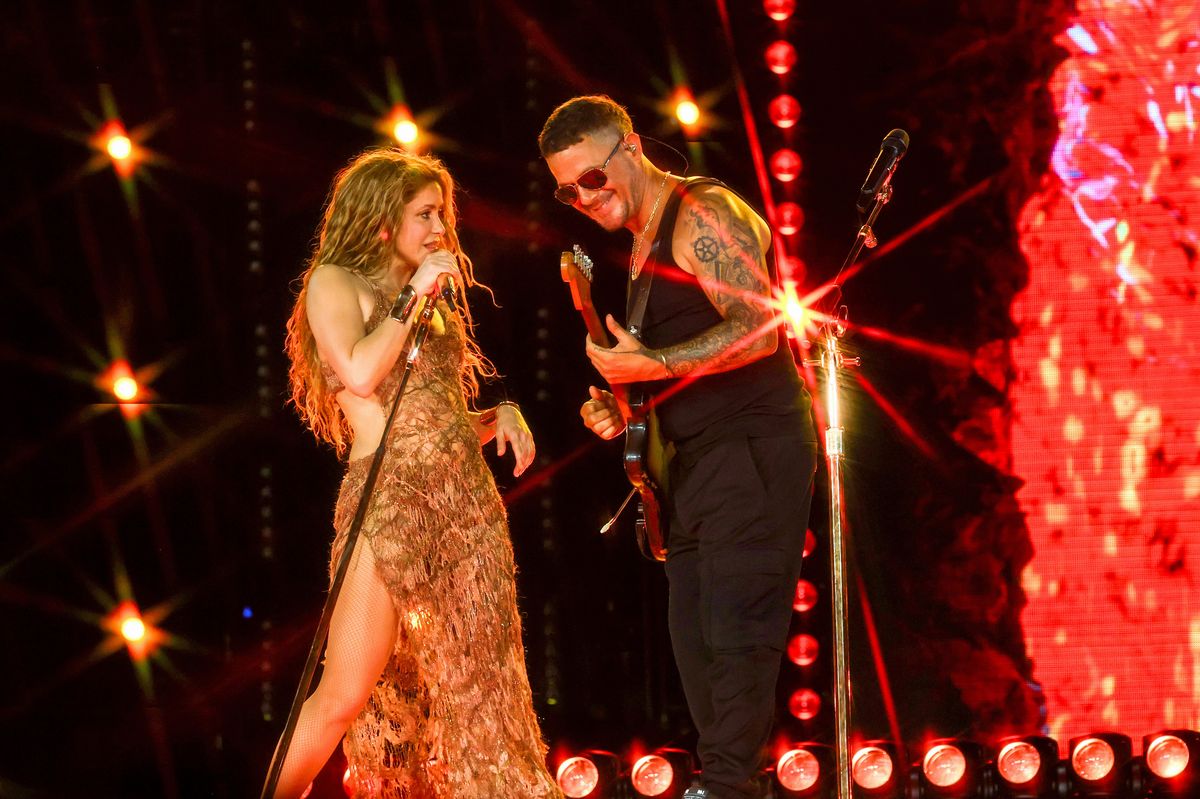 Shakira performing with Alejandro Sanz during her tour