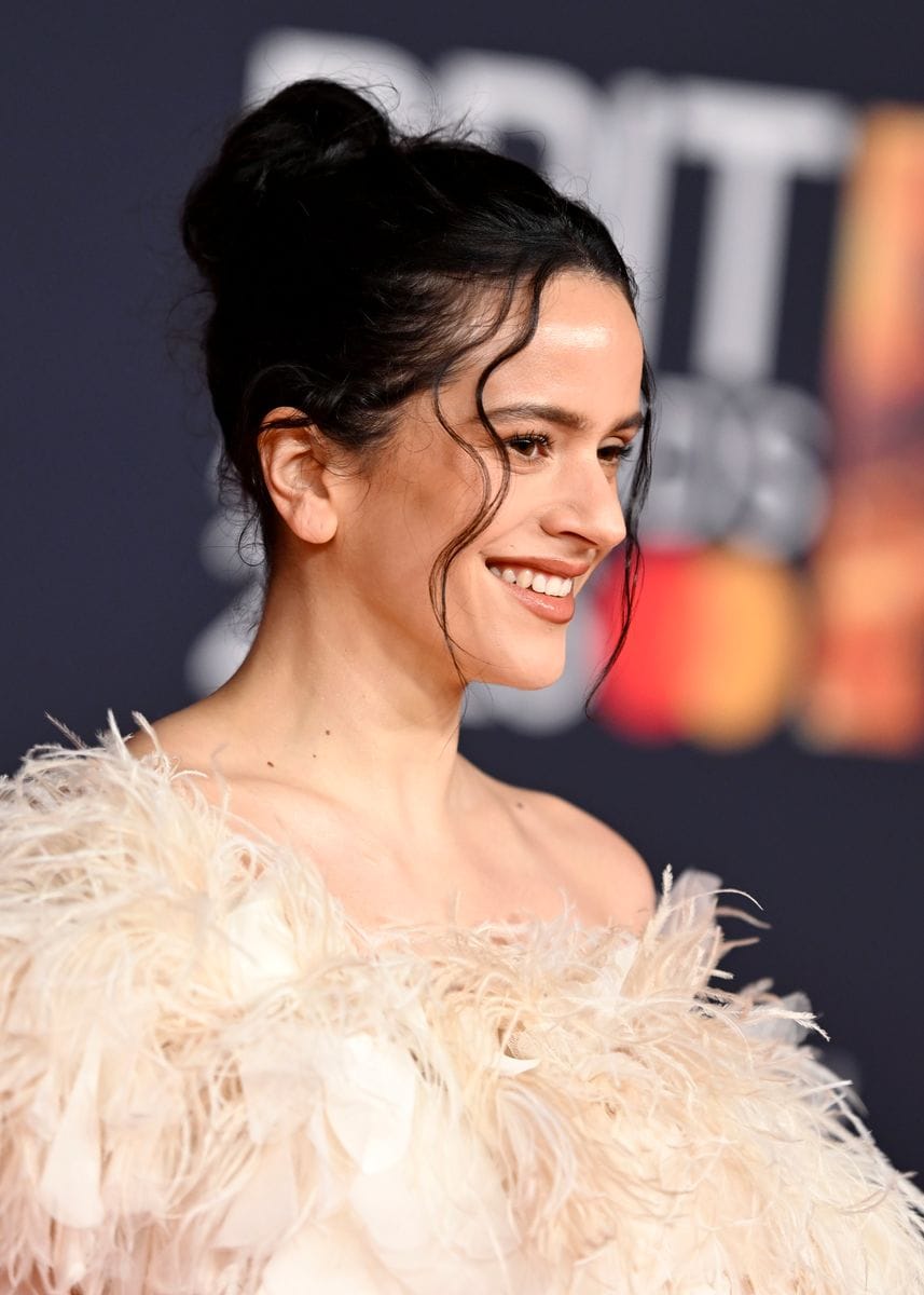 Set to Rosalía’s “SAOKO,” the clip captured Hathaway in full transformation mode as her glam team put the final touches on her look. 