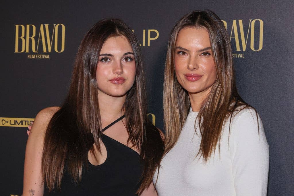 Anja in black dress and alessandra in white dress