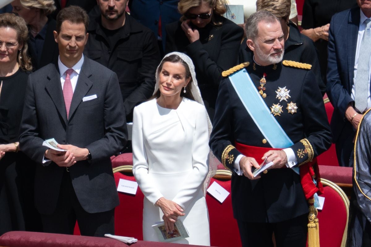 Queen Letizia embraces white in Vatican visit, with one change