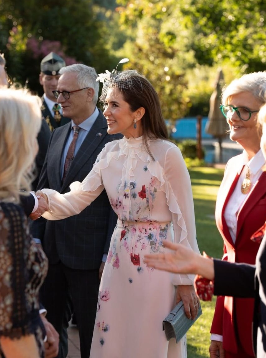 After an opening day in Uluru defined by impeccable diplomatic dressing that subtly echoed the Australian landscape, the queen resumed her official agenda the following day in Canberra.