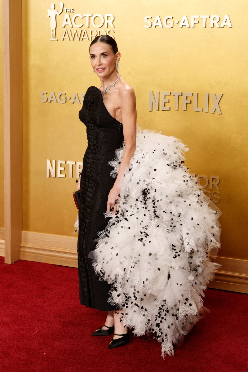 Demi had her hair back at the Actor Awards