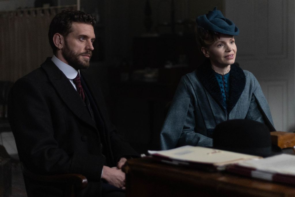 Alexander Blake (Tom Durant Pritchard) and Eliza Scarlet (Kate Phillips)