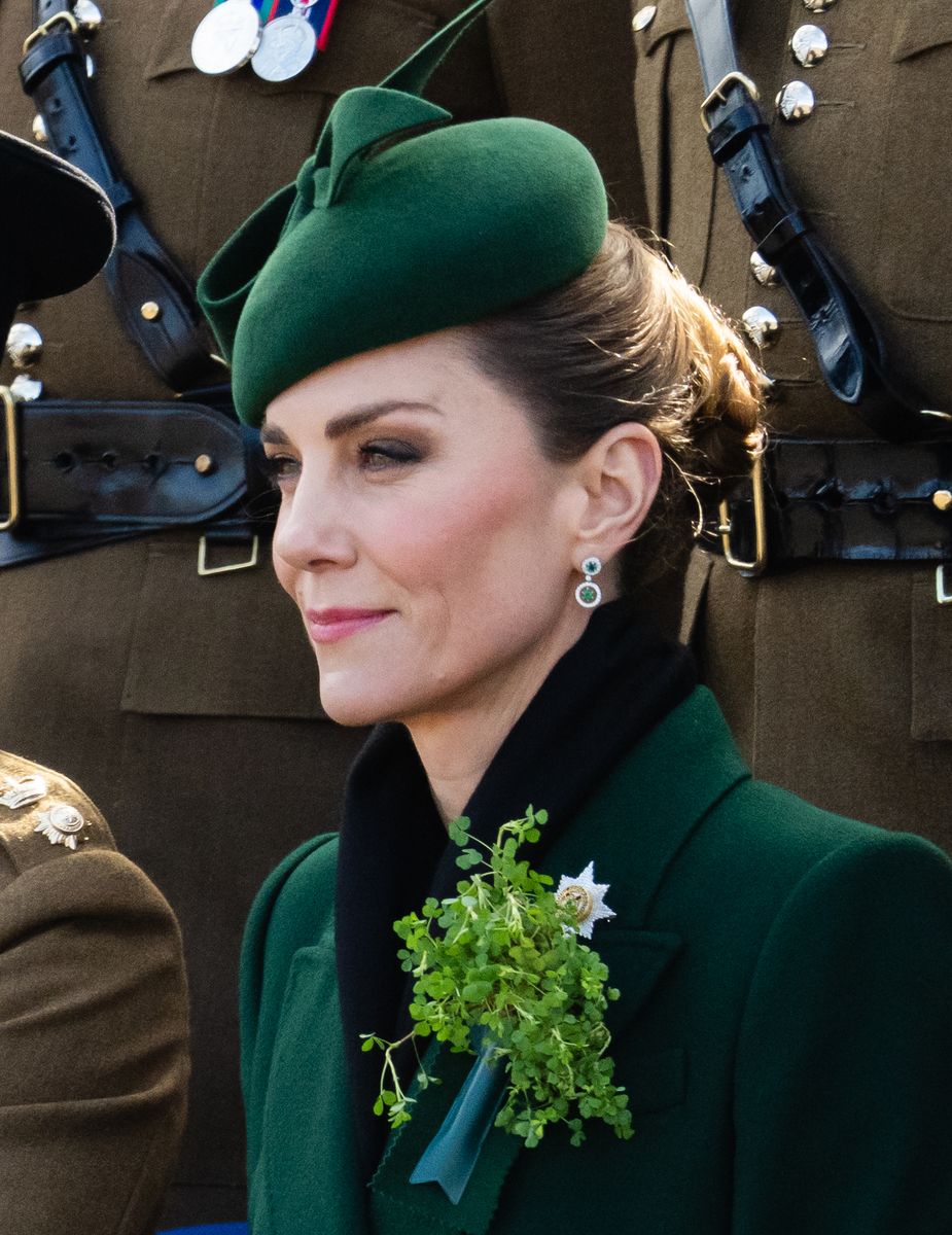 Kate Middleton’s St. Patrick’s Day look: rare emerald jewels, chic coat, and soft glam beauty