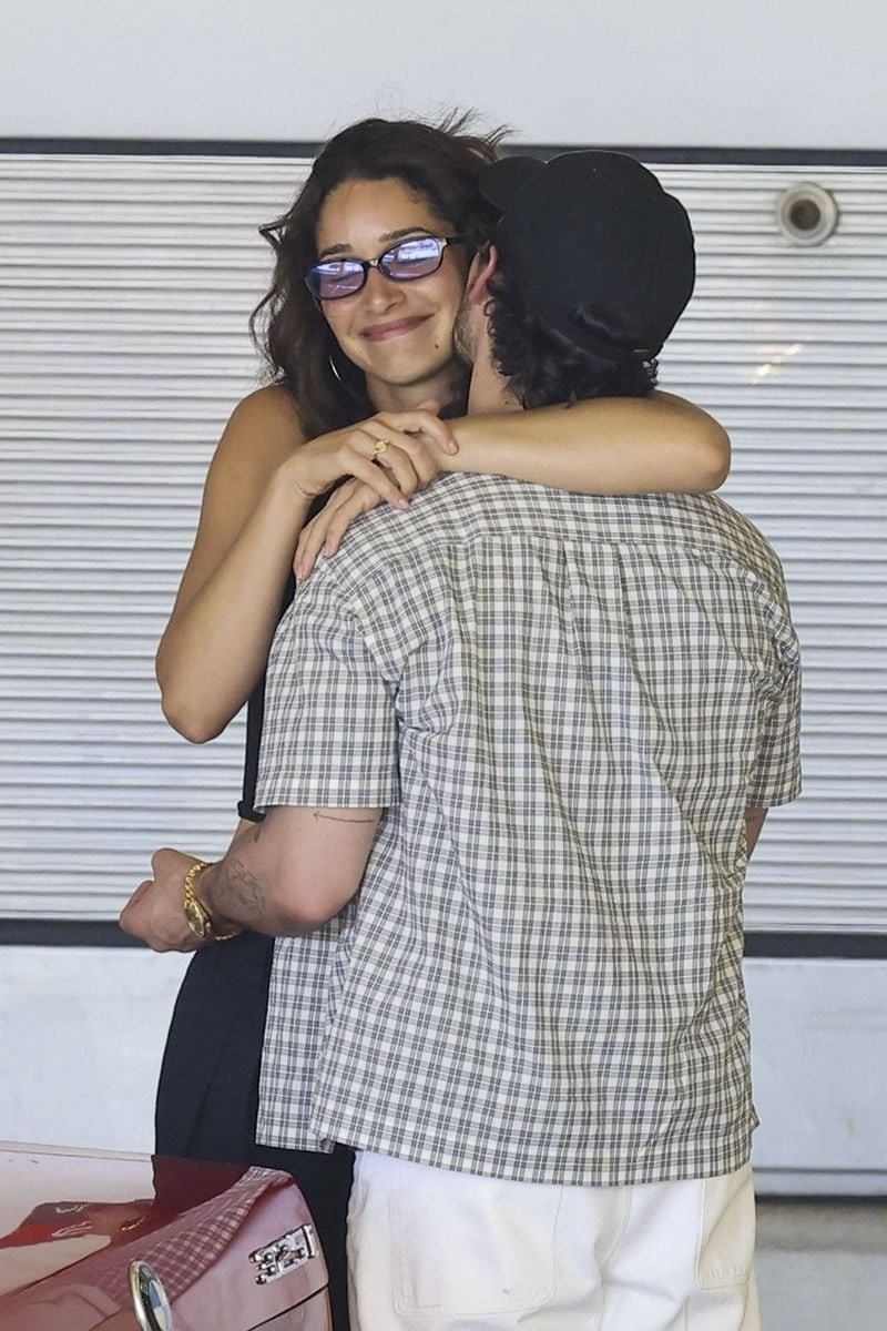 Jonas surprised Gabriela with a stylish headscarf, a small but thoughtful gift that added a personal and romantic touch to the reunion. 