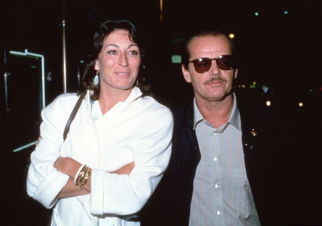 jack nicholson and anjelica huston walking together
