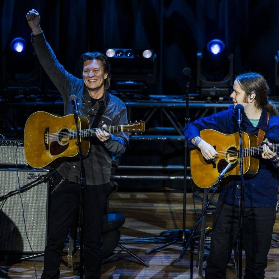 ronnie bowman singing onstage