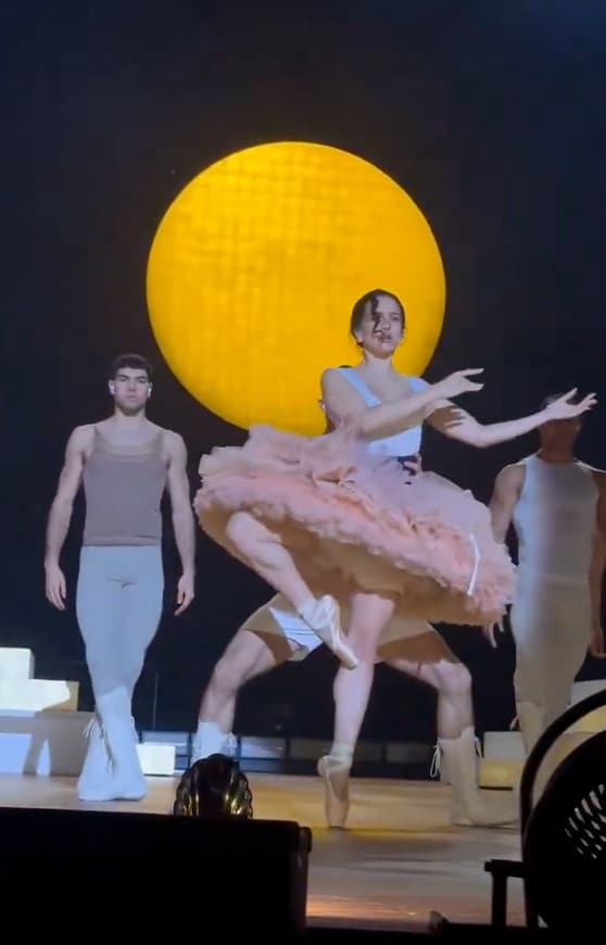 Central to the tour is Rosalía’s collaboration with the acclaimed French collective (LA)HORDE, the visionary choreographers behind the Ballet National de Marseille. 