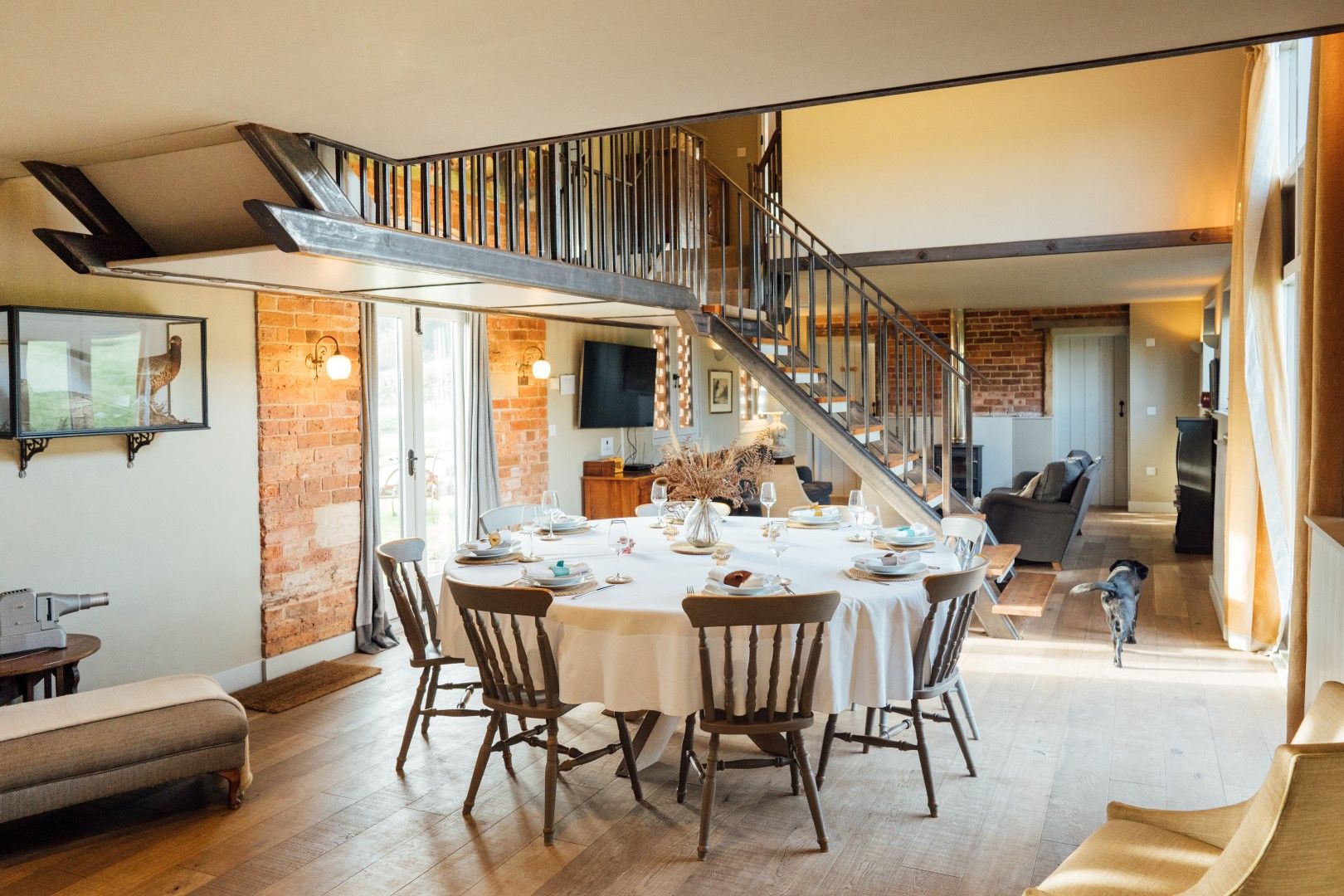 living area, dining table