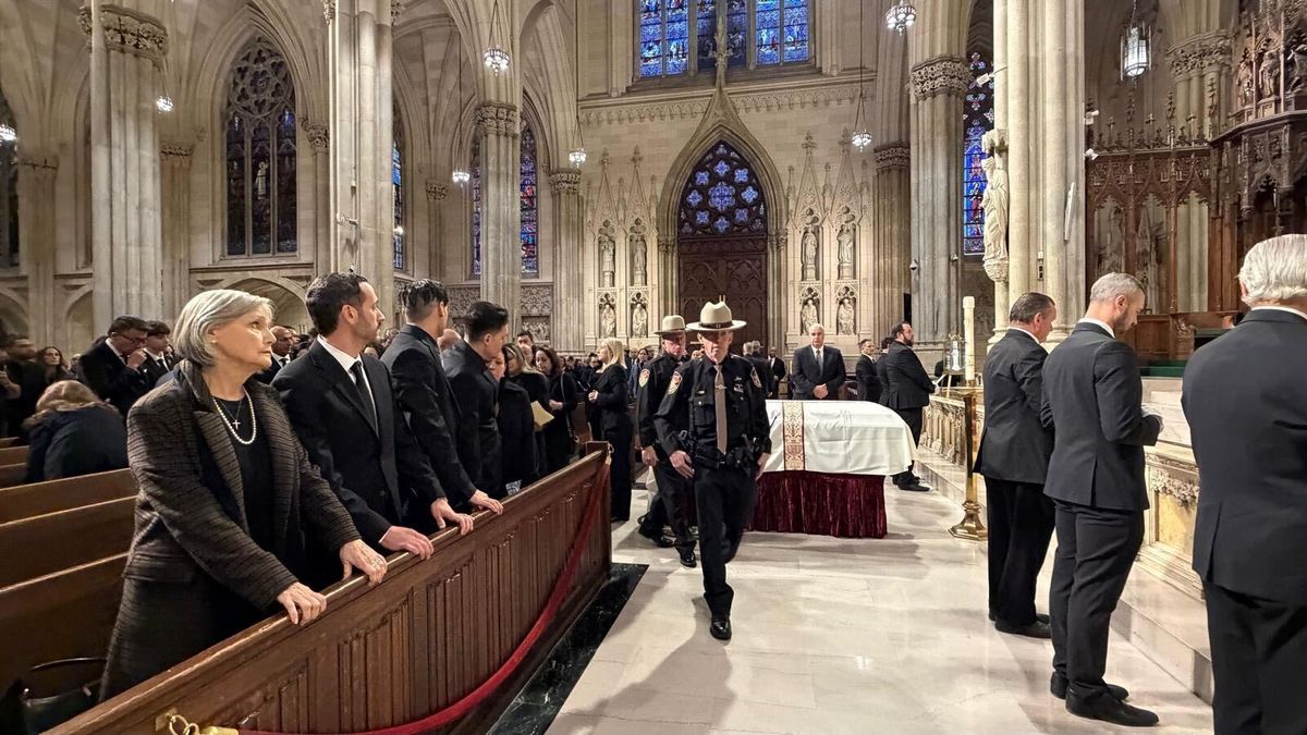 Colón’s wife, already in tears during the Mass, broke down as the trombones filled the air outside the cathedral. 