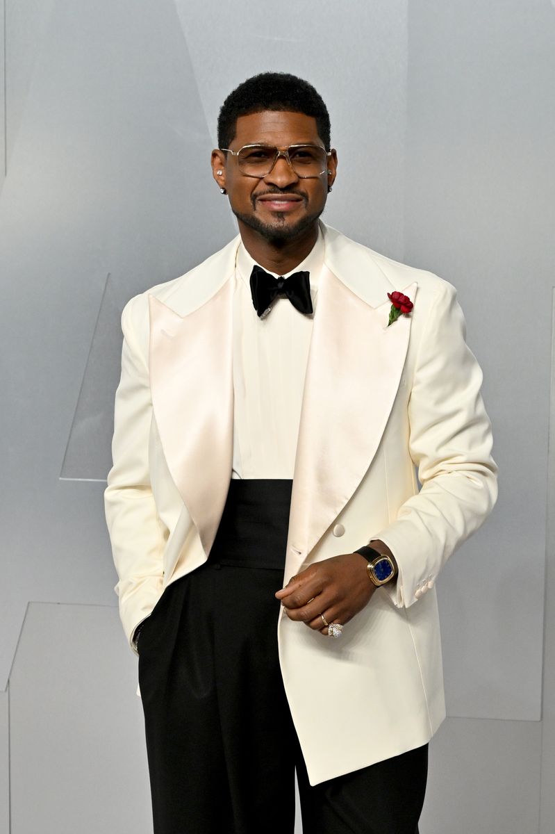 Usher guided Bieber’s first steps in the industry, collaborating on hits like “Somebody to Love” and presenting him at major events including the 2011 Grammys. 