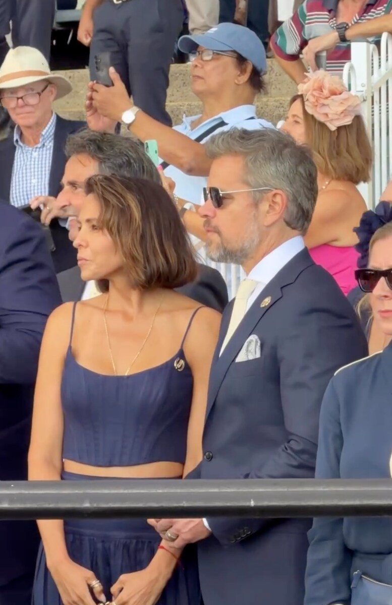 Damon and Barroso coordinated their outfits with a sophisticated navy-and-gold palette. 