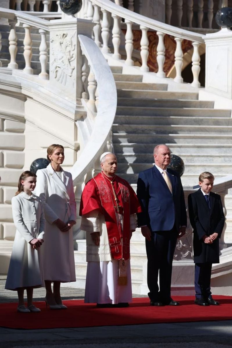 Charlene of Monaco and Princess Gabriella showcase the rare “privilege of white” during Monaco’s first papal visit since 1538
