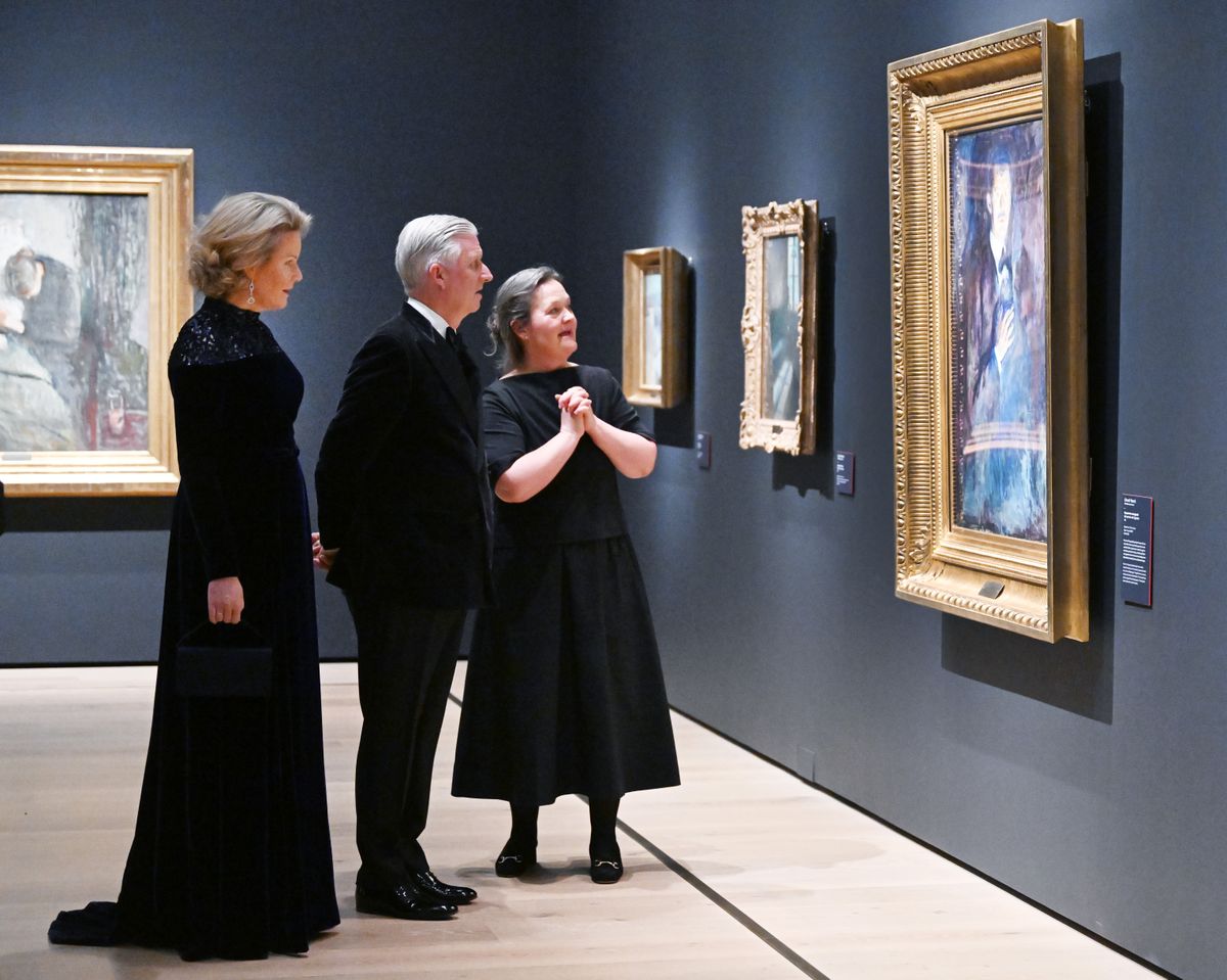 What has transformed this photograph into a media phenomenon is not merely the presence of a European monarch in a museum, but the way Mathilde engages with 'The Scream.' 