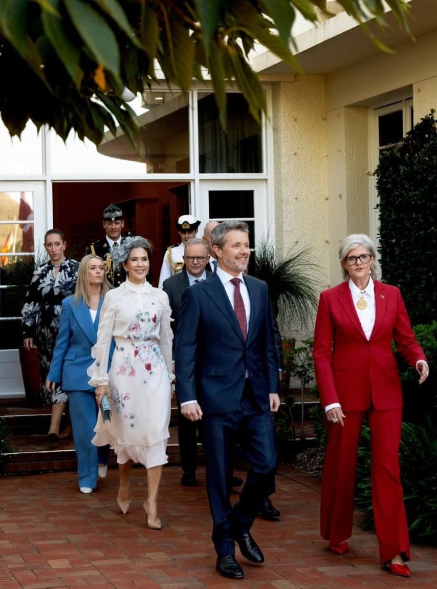 Queen Mary once again demonstrated her sartorial sensitivity with three different outfits linked by a common thread, floral prints or embroidery, an elegant nod to the approaching spring in the Northern Hemisphere.
