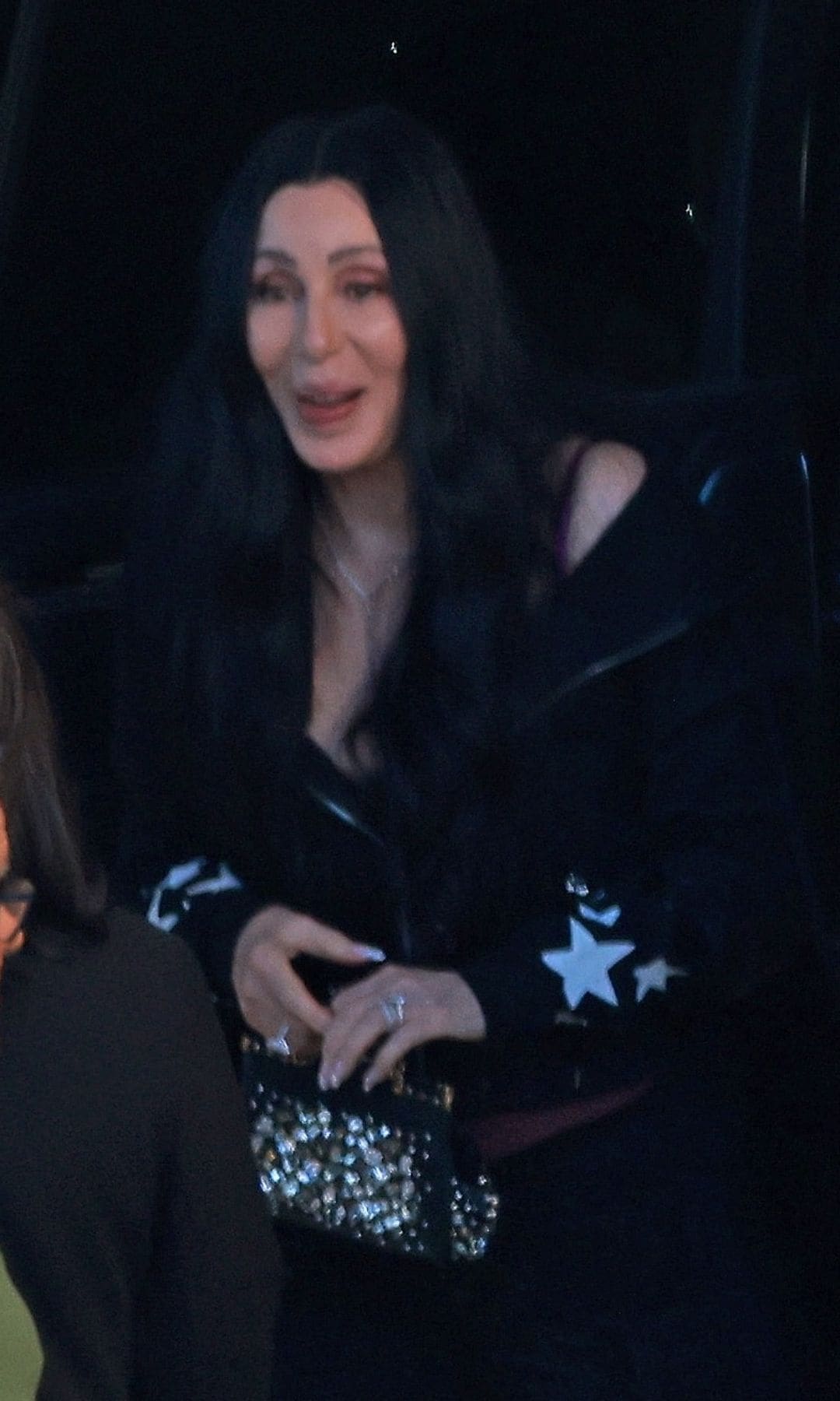 
Singer and actress Cher arrived at the wedding of her son Chaz Bono and Shara Blue Mathes held at the Hollywood Roosevelt Hotel in Hollywood. The star was seen wearing a large diamond ring and band on her ring finger, sparking speculation that she may have married Alexander Edwards. The couple tied the knot under an altar of red roses during a Sunday evening ceremony in one of the hotels ballrooms.
***
La cantante y actriz Cher asistió a la boda de su hijo Chaz Bono con Shara Blue Mathes en el Hollywood Roosevelt Hotel de Hollywood. La estrella lucía un gran anillo de diamantes en el dedo anular, lo que despertó rumores de que podría haberse casado con Alexander Edwards. La ceremonia se celebró el domingo por la noche bajo un altar de rosas rojas en uno de los salones del hotel.