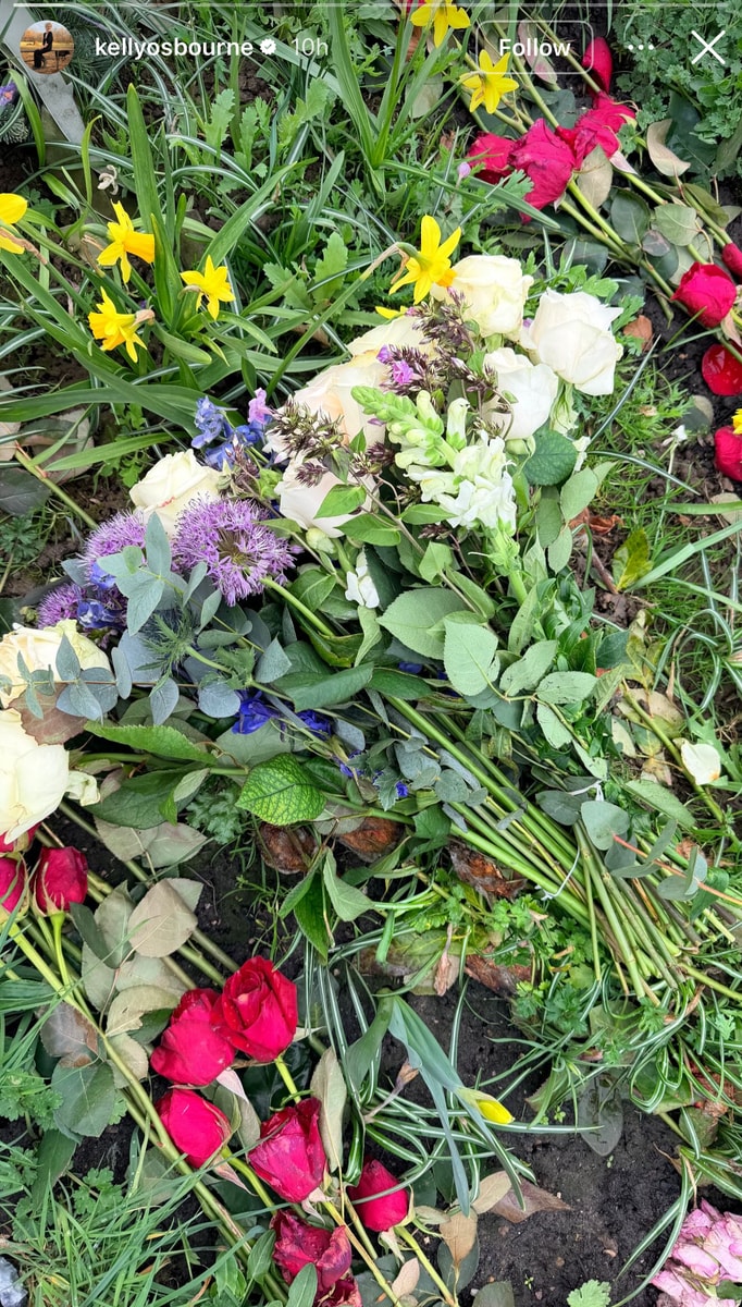 Kelly shared a photo of the bouquets 