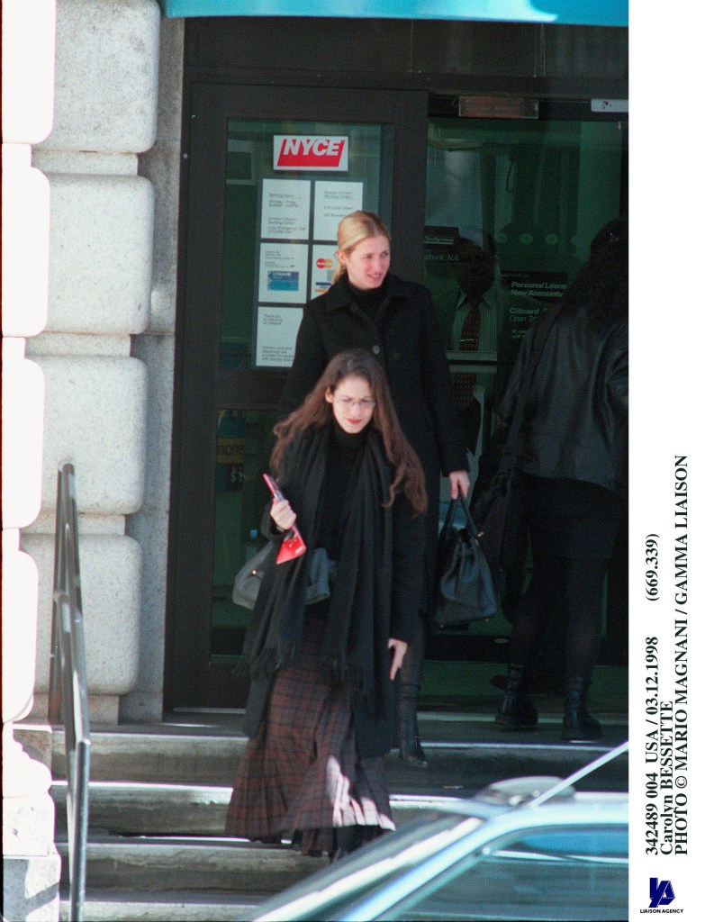 342489 004 USA / 03.12.1998 (669.339) Carolyn Bessette And Sister Lauren  (Photo By Mario Magnani/Getty Images)