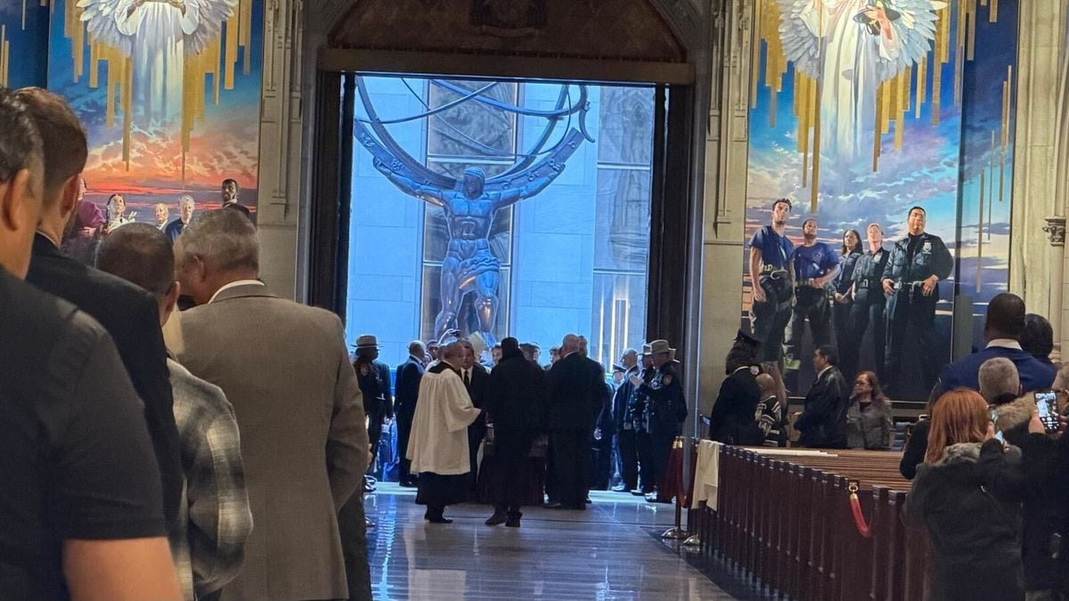 Mass ended. As the procession left St. Patrick’s Cathedral, more than a hundred people were waiting on the steps to say their final goodbyes.