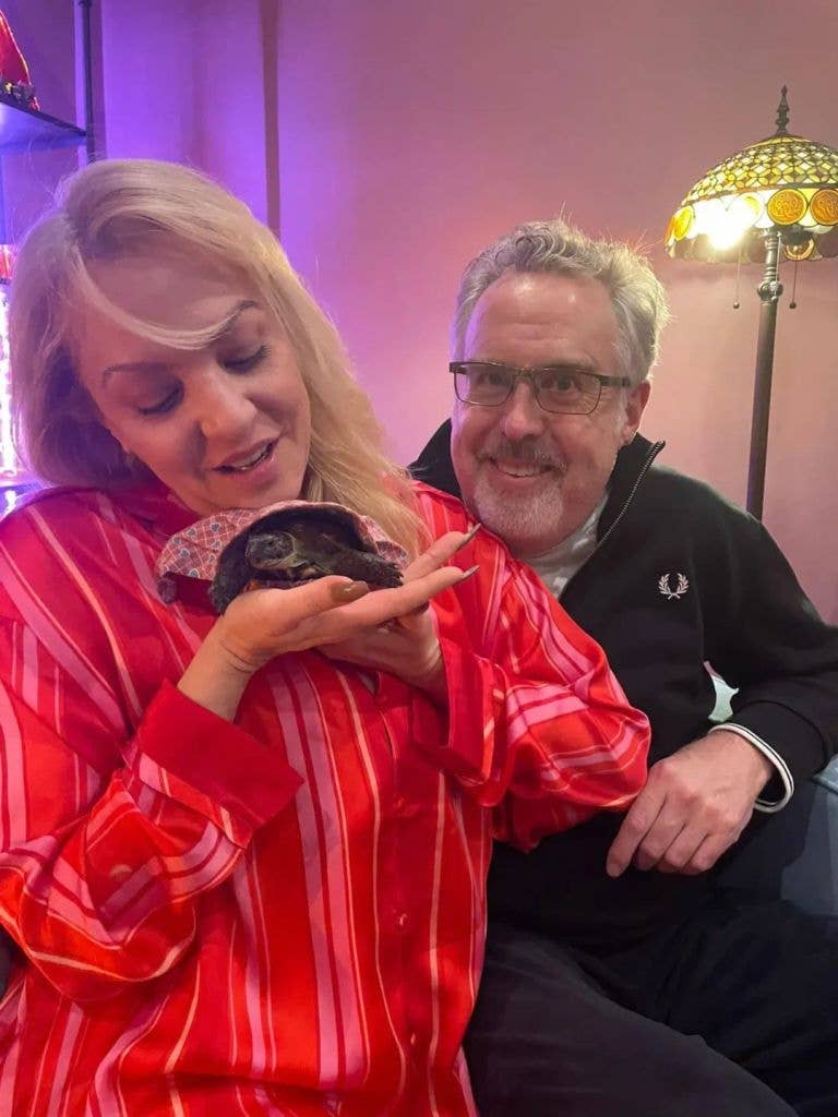 Wendi McLendon-Covey and husband Greg Covey with their pet turtle