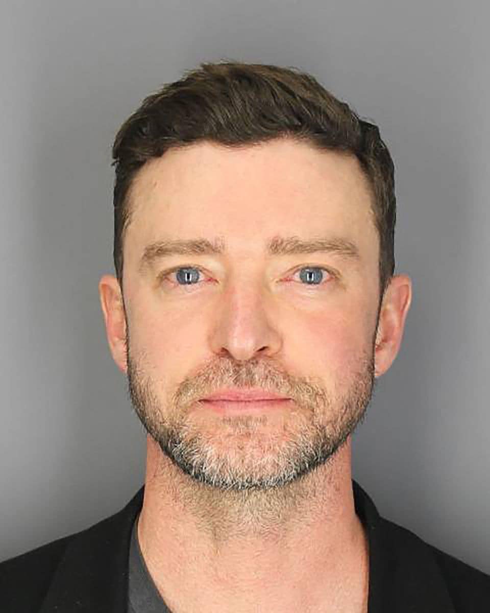 
Justin Timberlake is glassy-eyed in his mugshot after being arrested for driving while intoxicated (DWI) in Sag Harbor, NY. 

Justin Timberlake tiene los ojos llorosos en su foto policial después de ser arrestado por conducir en estado de ebriedad (DWI) en Sag Harbor, Nueva York. La estrella del pop, de 43 años, fue arrestada después de supuestamente saltarse una señal de alto después de salir del Hotel American donde había estado de fiesta el lunes por la noche. La policía lo detuvo después de que, según informes, se vio su vehículo BMW X7 desviándose y le realizaron una prueba de sobriedad que no pasó. Timberlake supuestamente se negó a tomar un alcoholímetro y fue acusado de un cargo de DWI y encarcelado donde posó para esta foto. A la mañana siguiente compareció ante el tribunal y quedó en libertad bajo fianza.