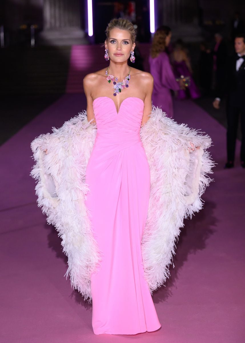 Her wardrobe often highlights feminine silhouettes, with a focus on defined waists and classic tailoring. 