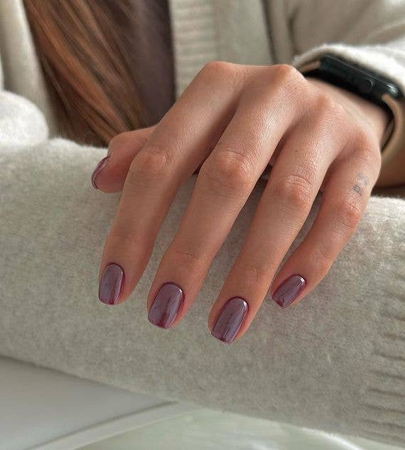 Short chrome manicure with a mirrored, silver grey liquid-metal finish 