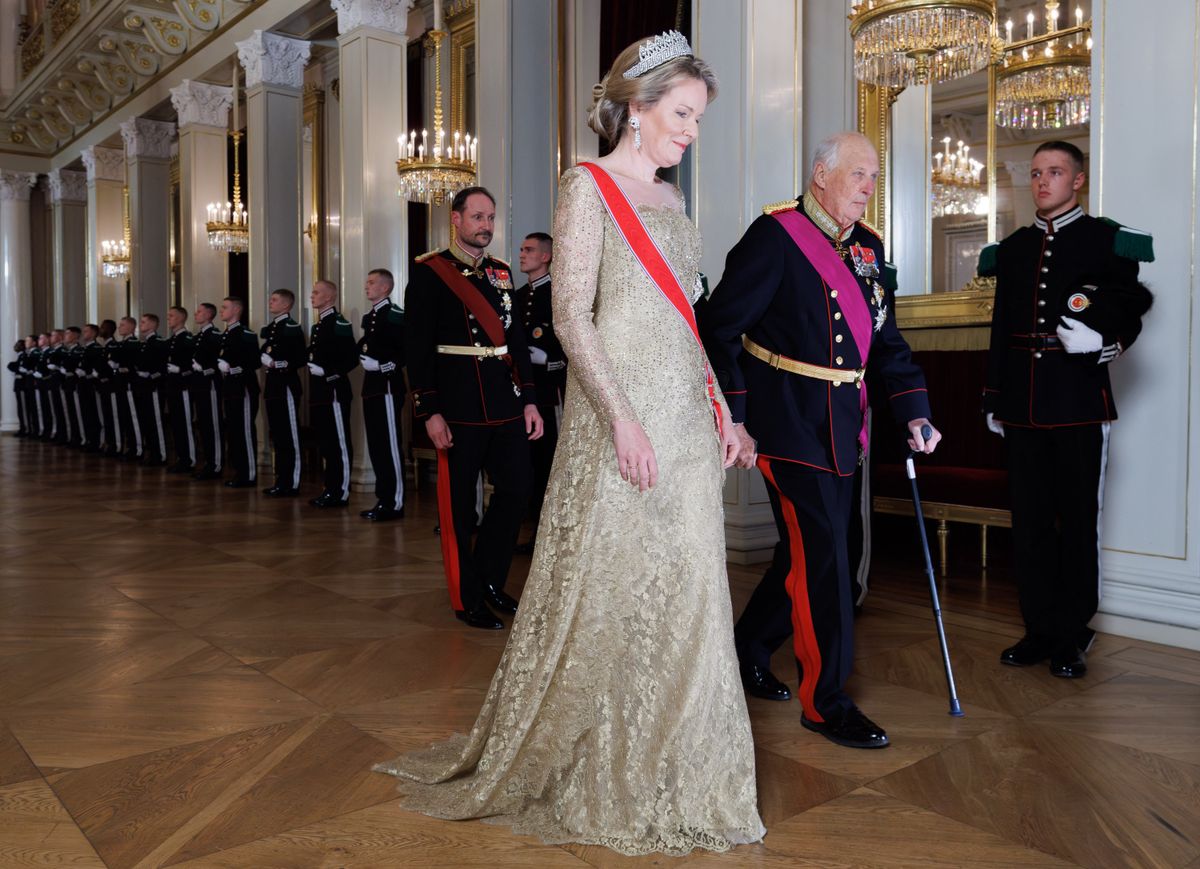 Queen Mathilde of Belgium stepped into Oslo’s Royal Palace with the kind of quiet authority that only comes from years of mastering the language of royal fashion. 