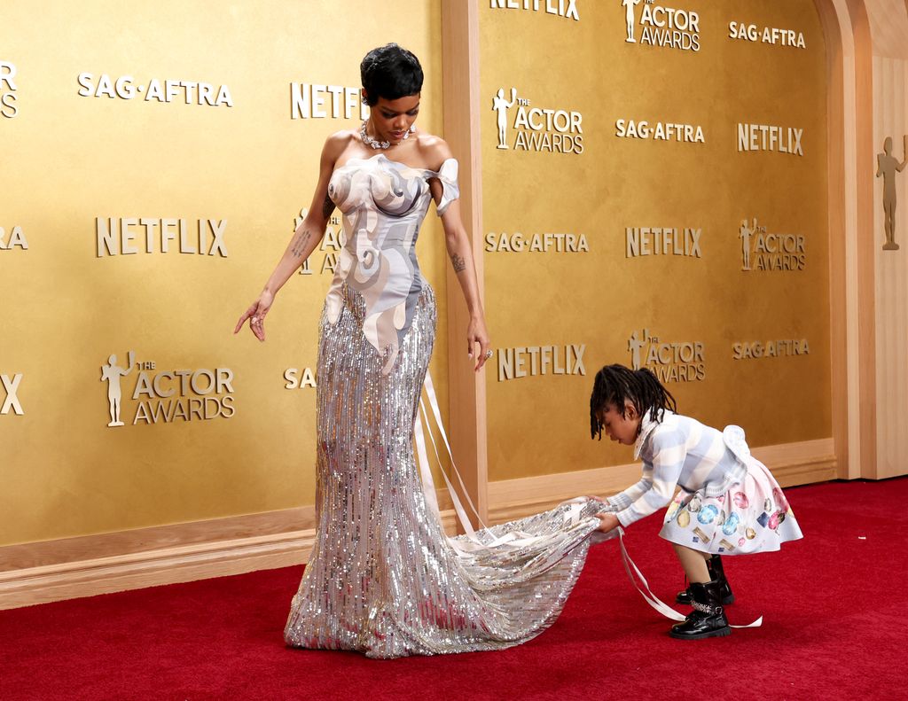 Rue Rose Shumpert fixes her mom's dress