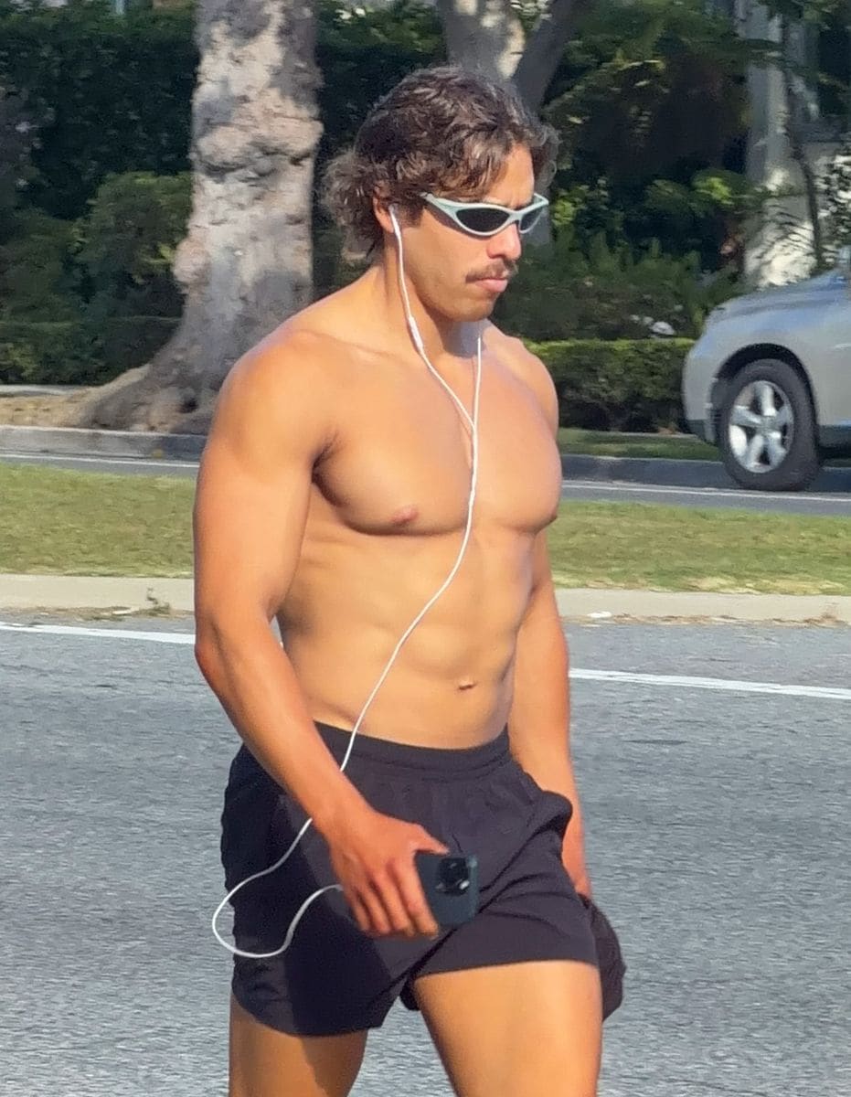 Ahead of an important bodybuilding competition, Arnold Schwarzenegger helped train Joseph, a partnership that clearly paid off. 