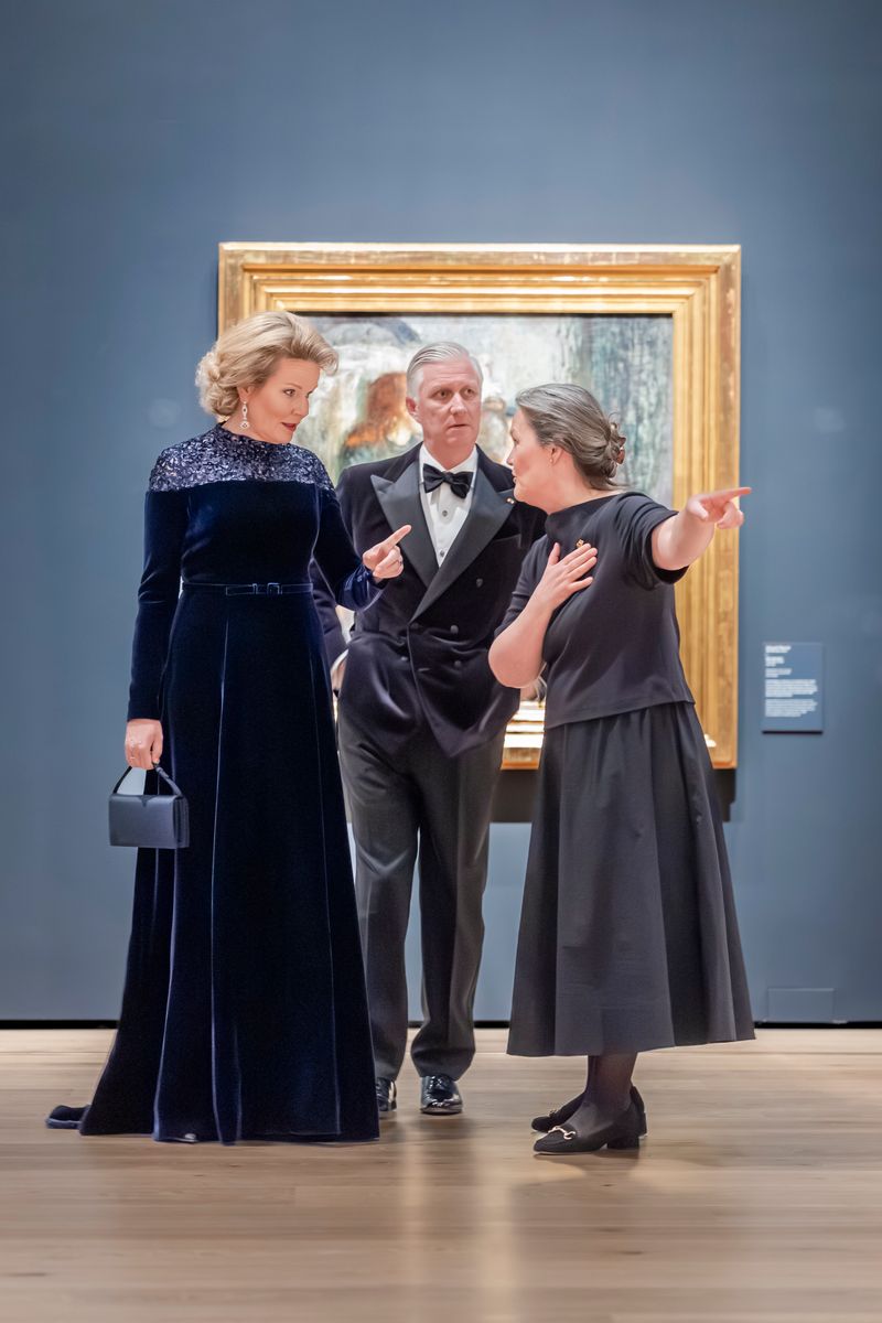 What has transformed this photograph into a media phenomenon is not merely the presence of a European monarch in a museum, but the way Mathilde engages with 'The Scream.' 