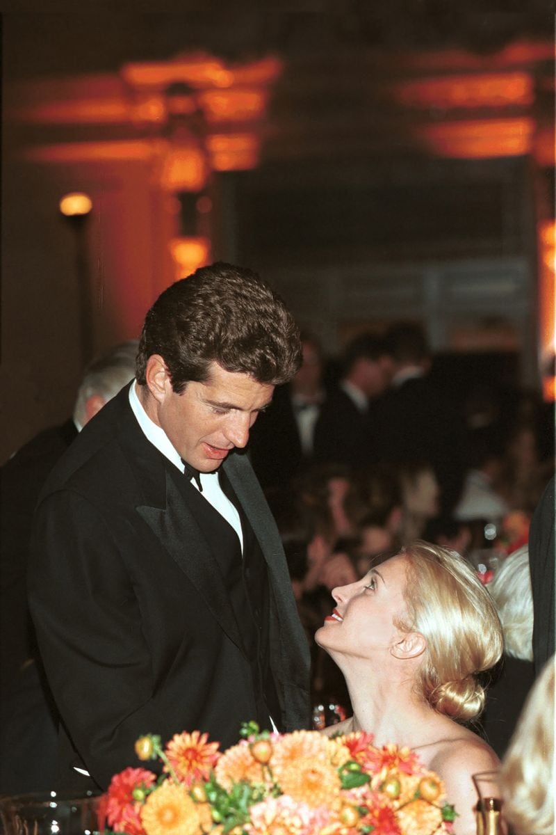 Meghan’s wardrobe choices often echo Carolyn’s effortless elegance, proving that timeless simplicity never goes out of style.