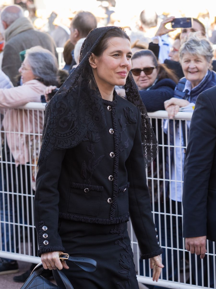 Charlotte chose a meticulously crafted two-piece skirt suit from the Chanel Métiers d'Art 2026 collection. 