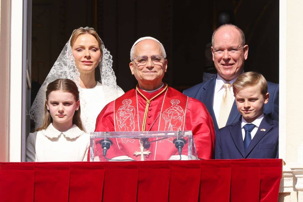 Princess Gabriella, Princess Charlene, Pope Leo XIV, Prince Albert II and Prince Jacques greet crowds