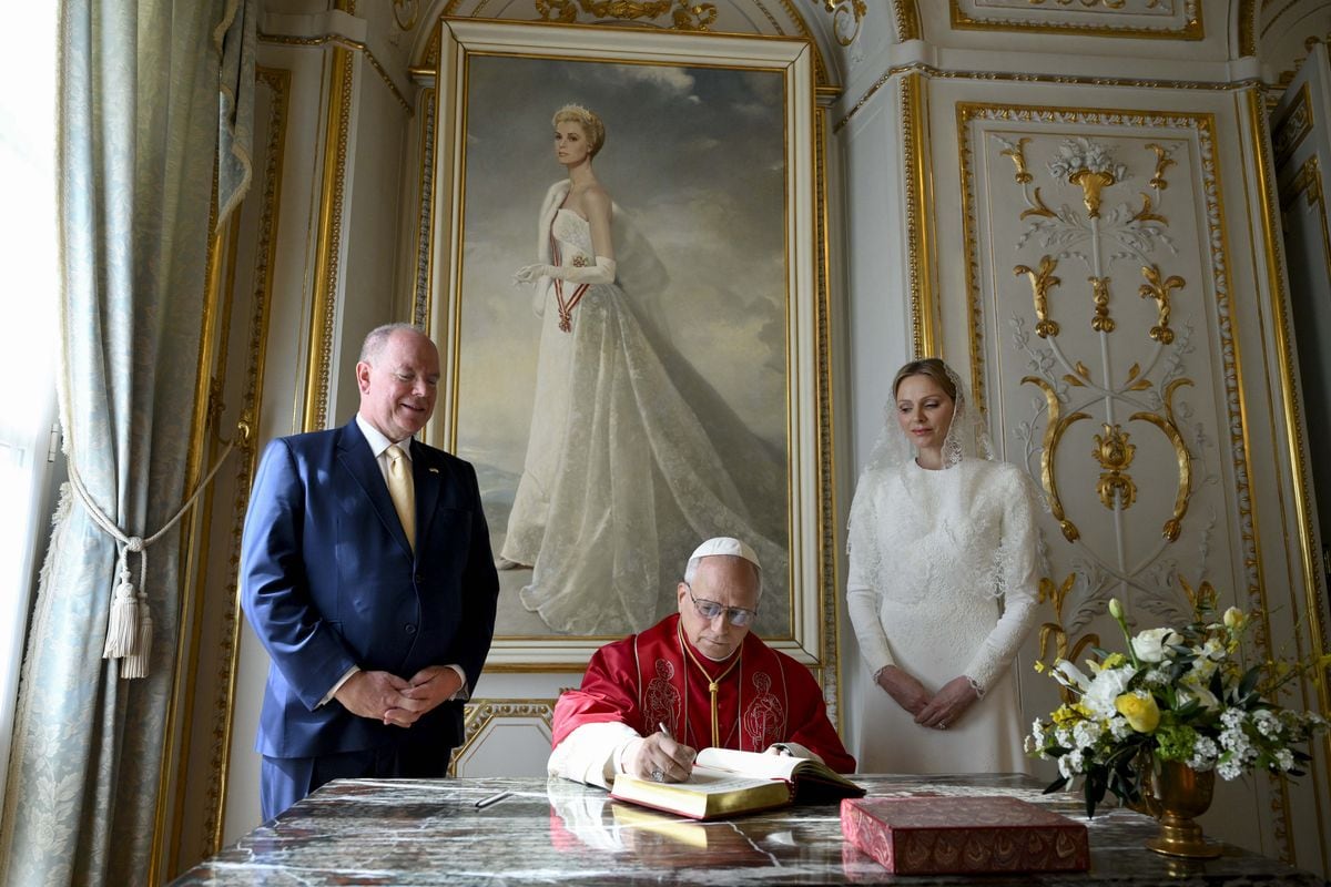 At that same table, equally carefully arranged, was a portrait of Grace Kelly in a delicate white dress, allowing the princess, at last, to wear white before Pope Leo XIV.